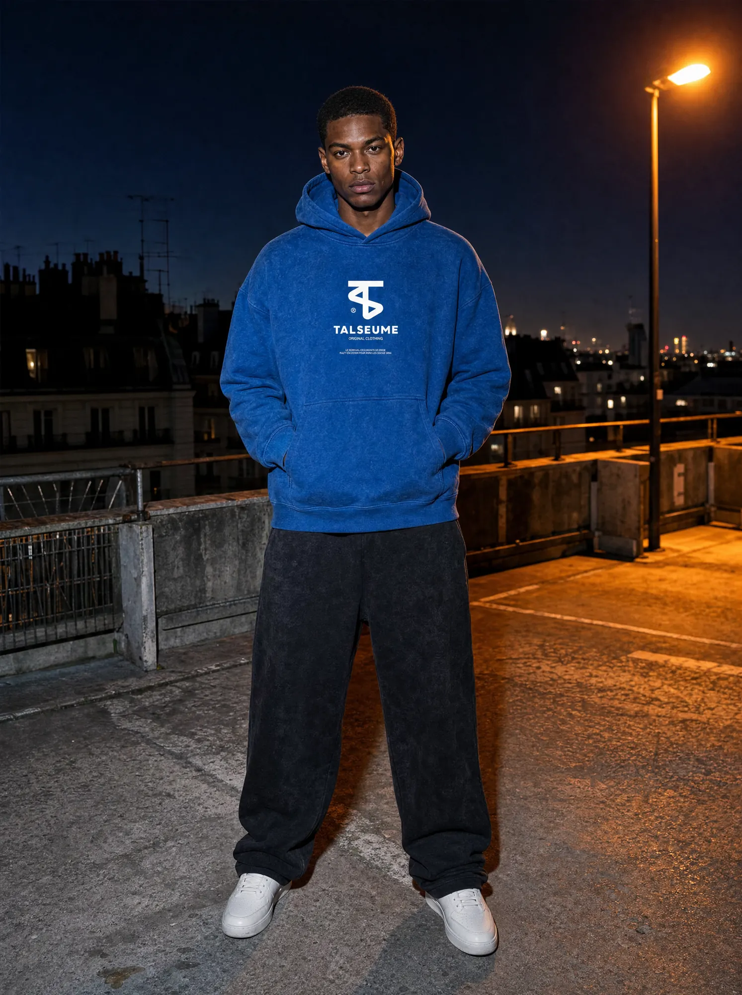 Lookbook Talseume — sweat sur rooftop Paris la nuit, ambiance streetwear urbain